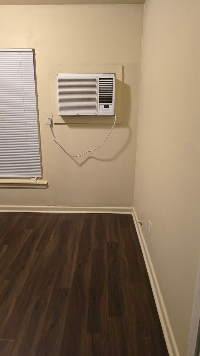 Building Photo - 443 Fargo Ave