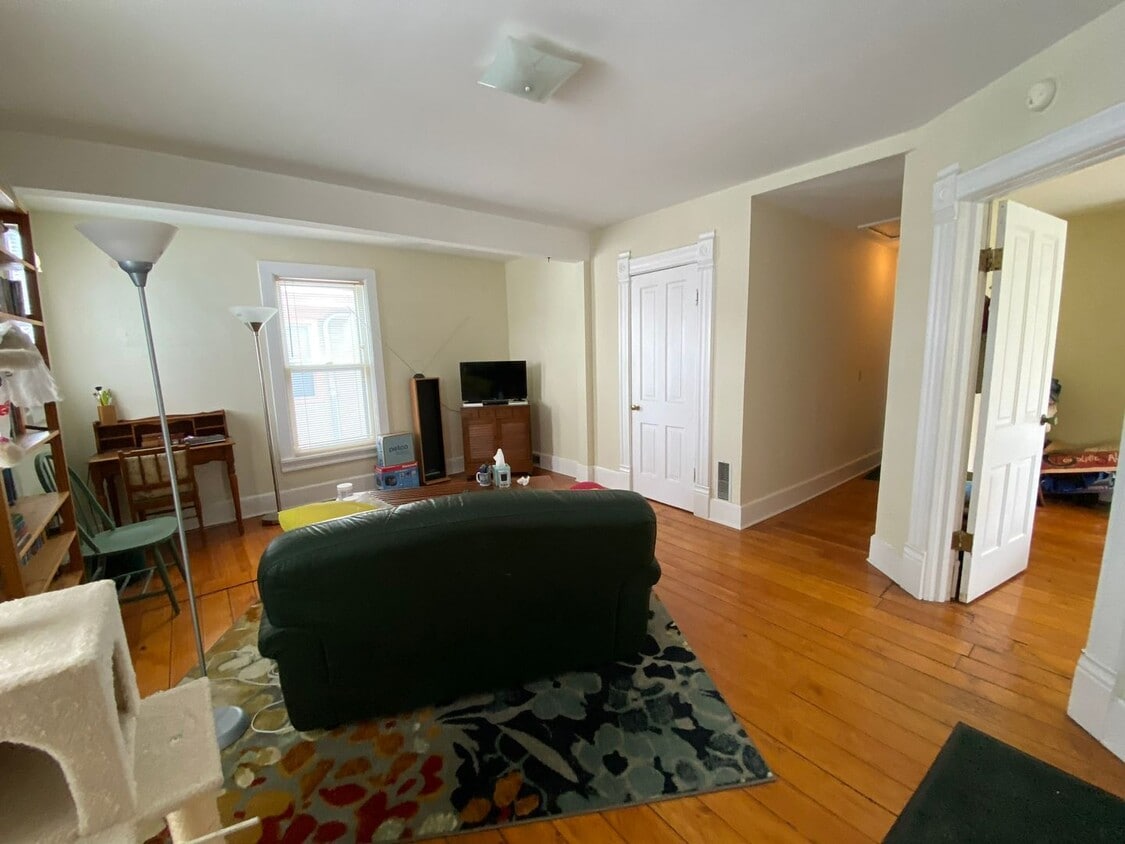Primary Photo - 947 E Gorham St