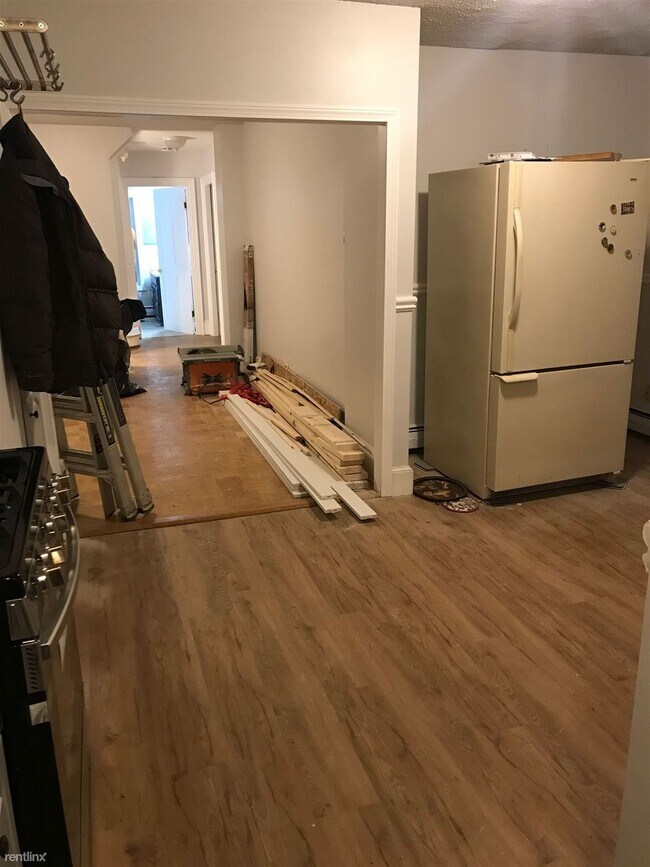 Building Photo - 4 br, 1 bath House - 40 Otis St # 2