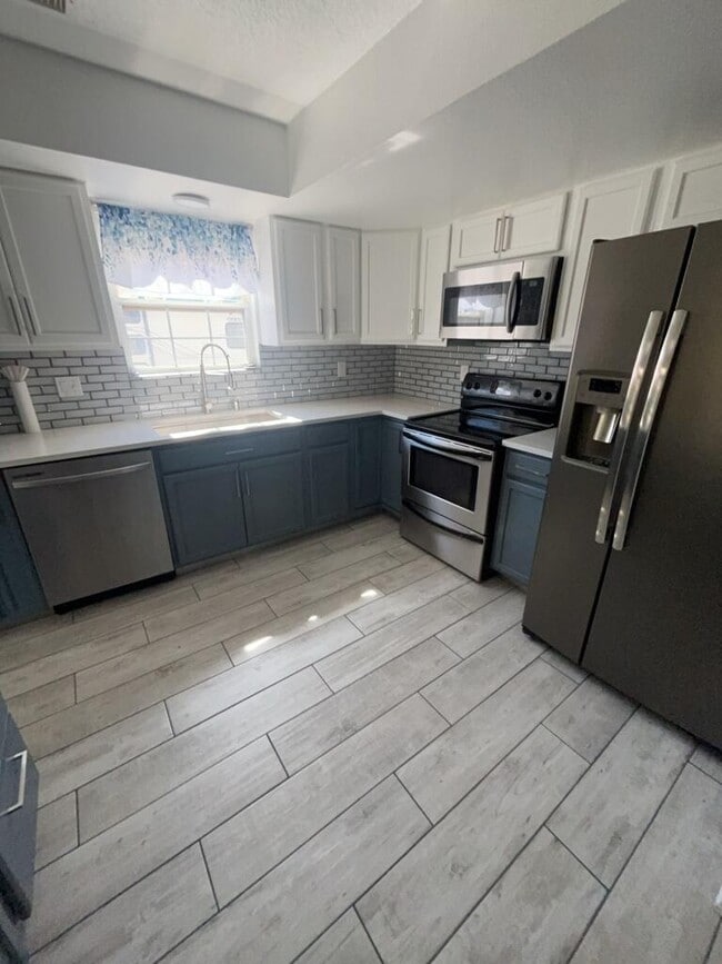 Building Photo - 556 Stallion Rd SE