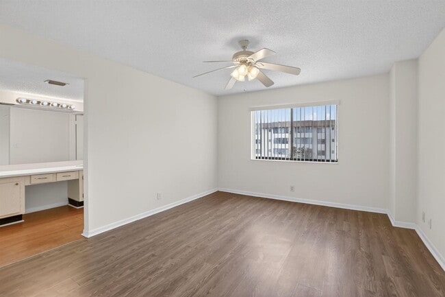 Foto del edificio - 8030 Hampton Blvd