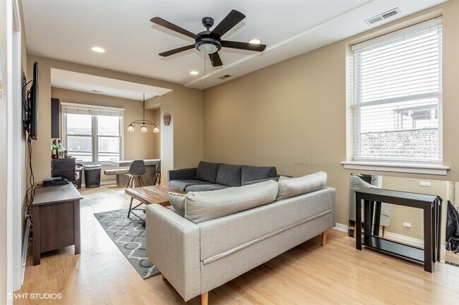 Foto del edificio - 1735 W Division St