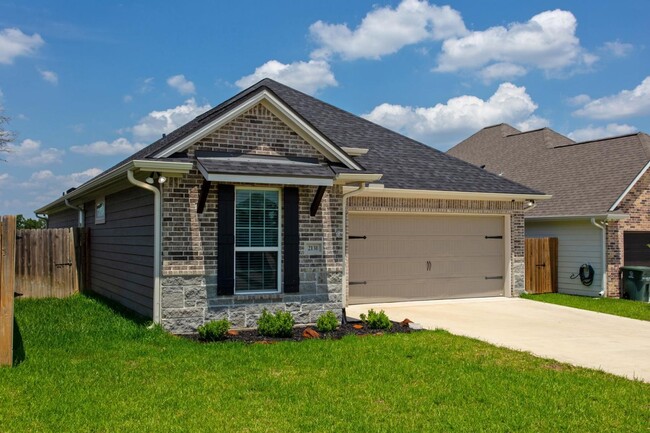 Building Photo - 3 Bedrom 2 bath with a 2 car garage