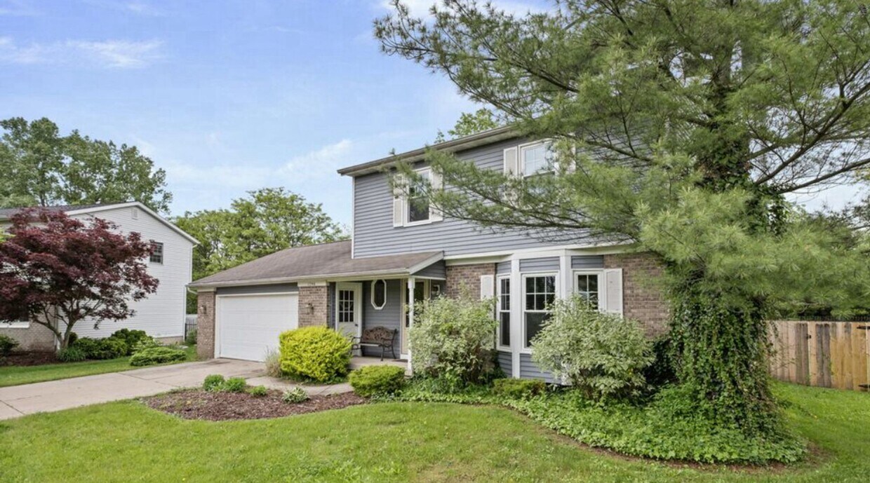 Foto principal - 1746 Andover Ln SE - East Grand Rapids Sch...