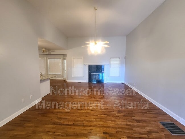 Building Photo - 3858 Glenlake Dr