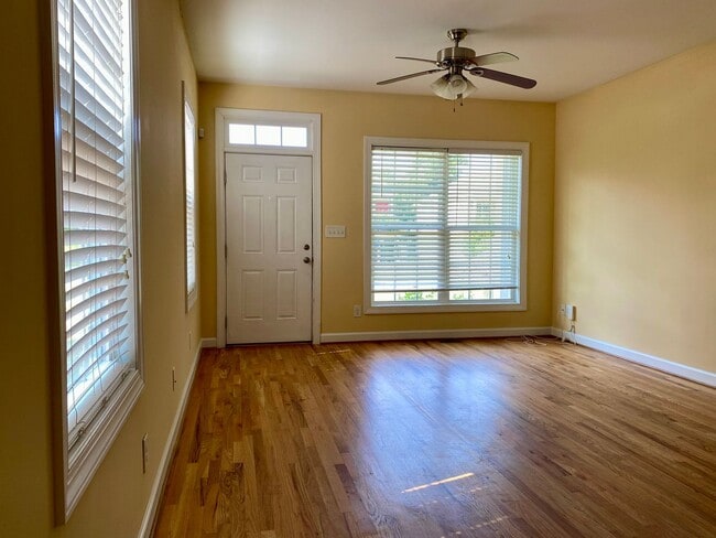 Foto del edificio - 3921 Lexington Dr