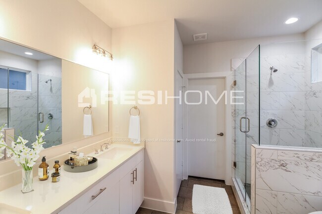 Foto del edificio - 3010 Baer Street