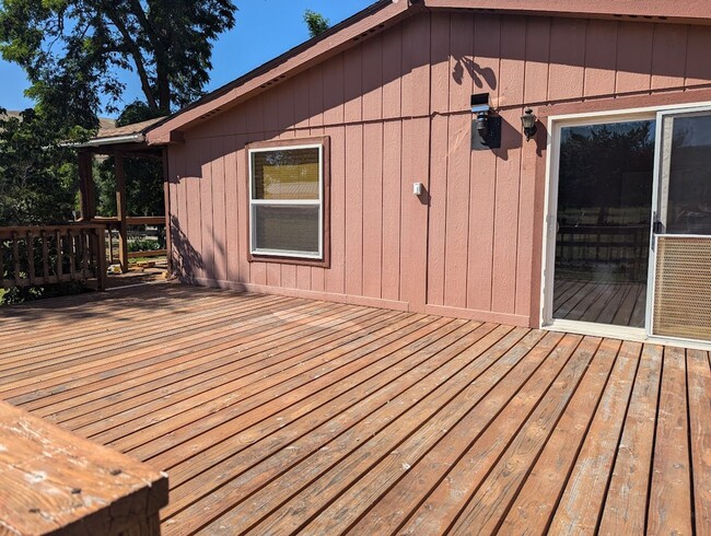 Building Photo - Quiet Sweetwater house on with a huge deck...