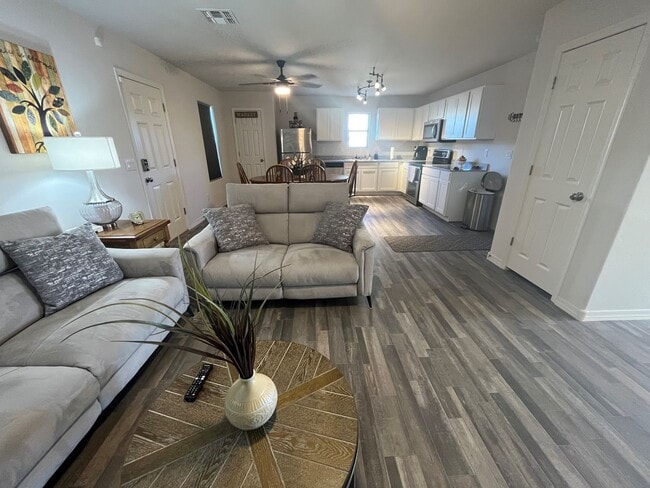 Foto del edificio - 3BR Fully Furnished Vacation Rental Utilit...