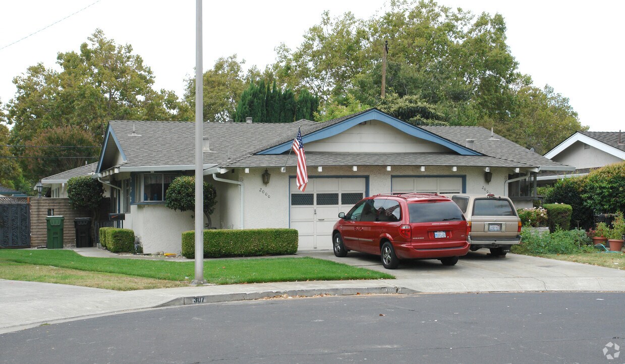 Foto del edificio - 2000 Town & Country Ln