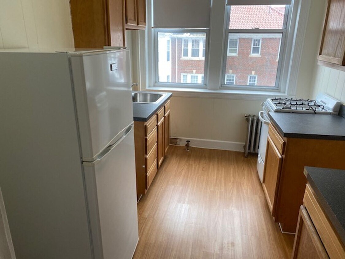 Foto principal - NO BROKER FEE! Available SEPT 1st close to...
