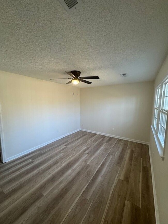 Foto del edificio - ****** HALF OFF FIRST FULL MONTH OF RENT!! ******