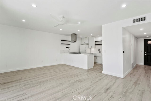 Foto del edificio - 6600 Warner Ave