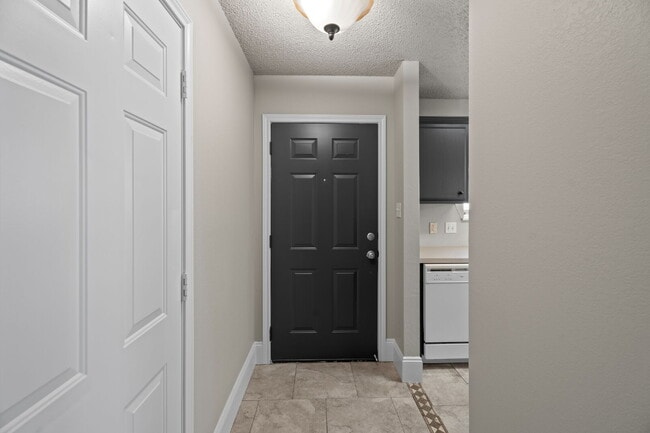 Building Photo - Beautiful 2/2 Near all of Lubbock's Amenit...