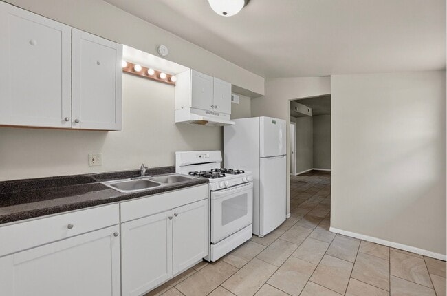 Building Photo - 2280 Roosevelt Pl