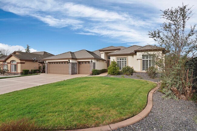 Building Photo - Pristine 4 Bedroom with 3 Car Garage, Priv...