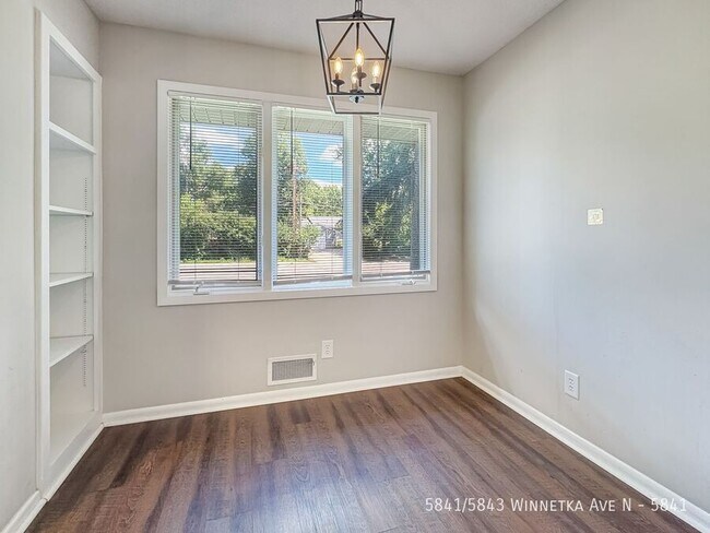 Foto del edificio - 5841/5843 Winnetka Ave N-5841