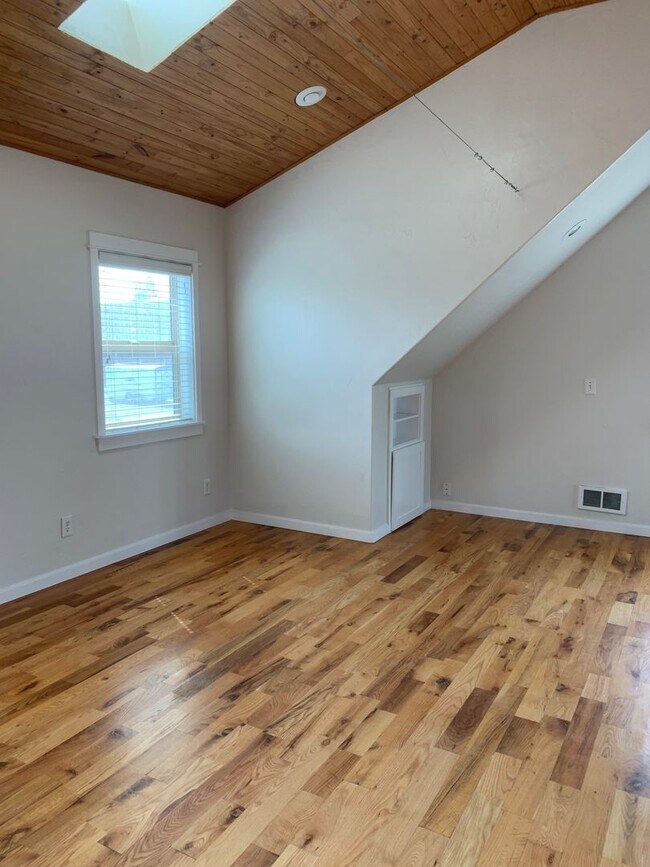 Building Photo - Studio in Downtown Bend with Garage
