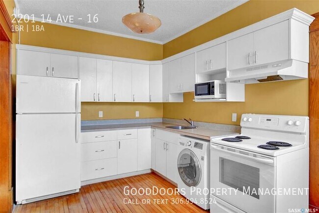 Photo du bâtiment - PARKING INCLUDED 2 Bedroom Apartment in Regina – Available Now