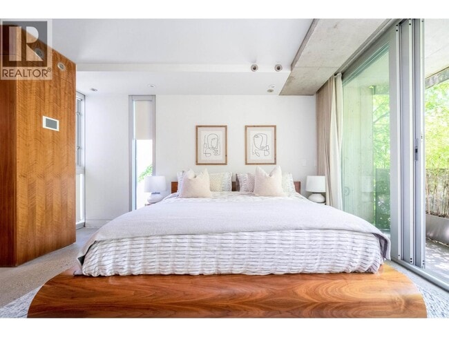 Building Photo - 2386 Cornwall Ave