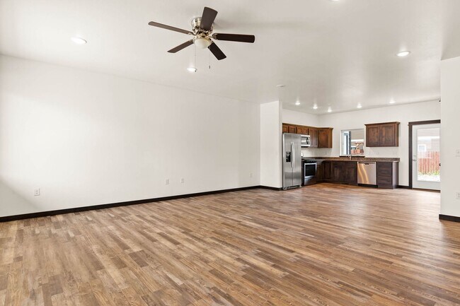 Foto del edificio - 2-Story Urban Triplex at a modern communit...