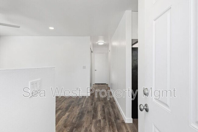 Building Photo - 889 Bracero Rd