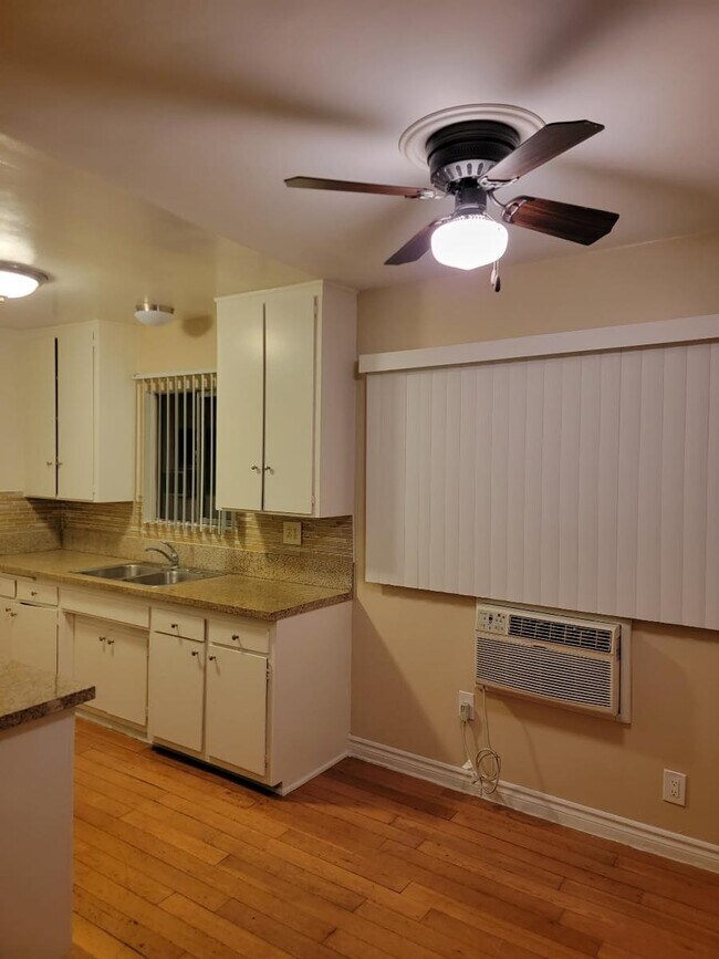 Foto del edificio - 6635 Wilkinson Ave