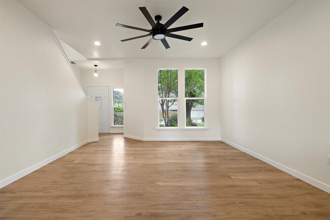 Building Photo - 2118 Zephyr Ln