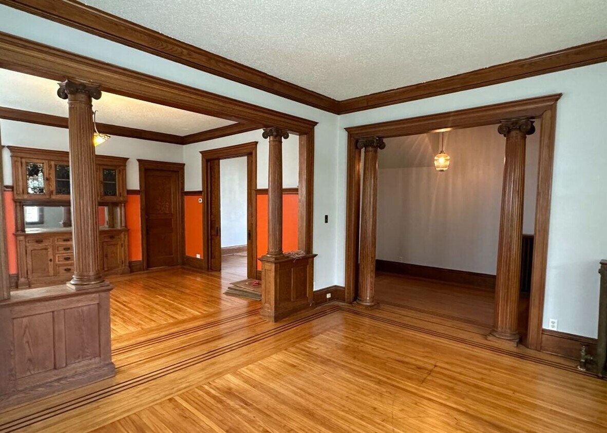 Primary Photo - 2440-2442 Chicago Ave