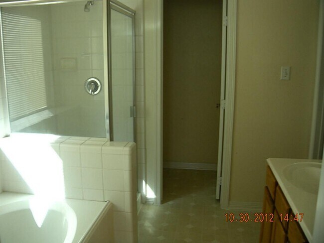 Foto del edificio - 2719 Whitinham Dr