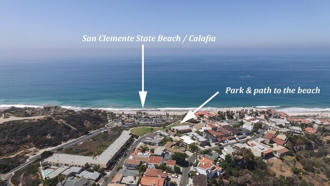 Edificio bajo la flecha a la derecha con 2 techos blancos - 241 Avenida Montalvo