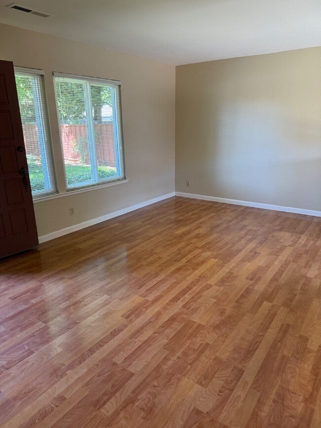 Building Photo - Charming 3 Bedroom 1.5 Bathroom Condo in F...