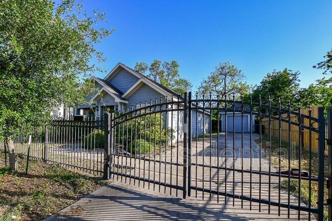 Building Photo - 3344 Anita St