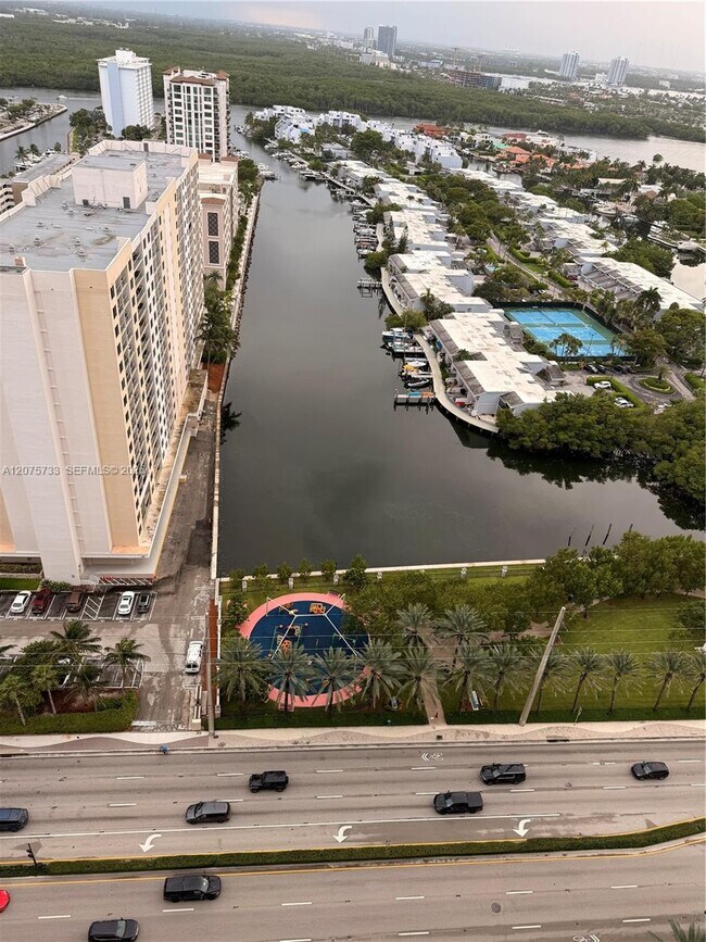 Building Photo - 16001 Collins Ave