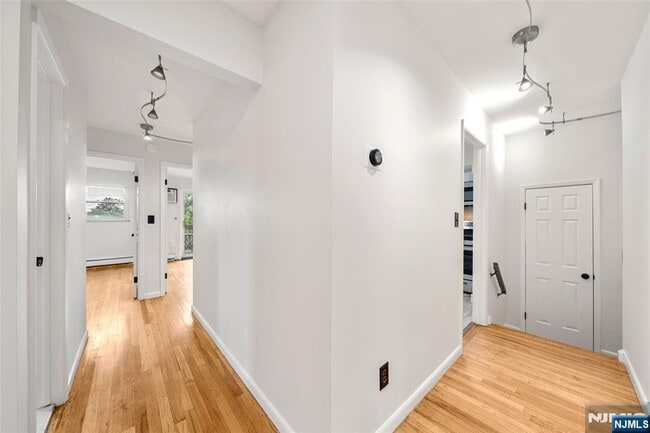 Building Photo - 209 8th St