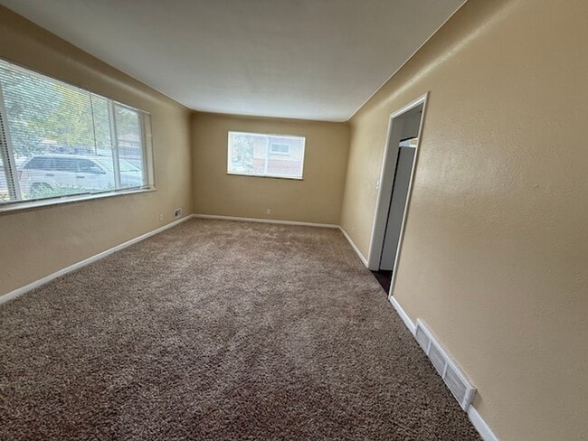 Foto del edificio - DEC RENT FREE FOR A LEASE STARTING BY NOV ...