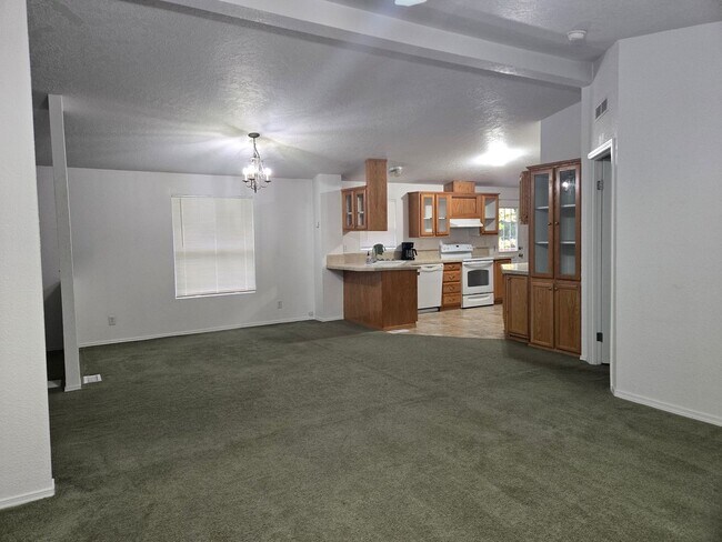 Foto del edificio - 4 Bedroom 2 Bath