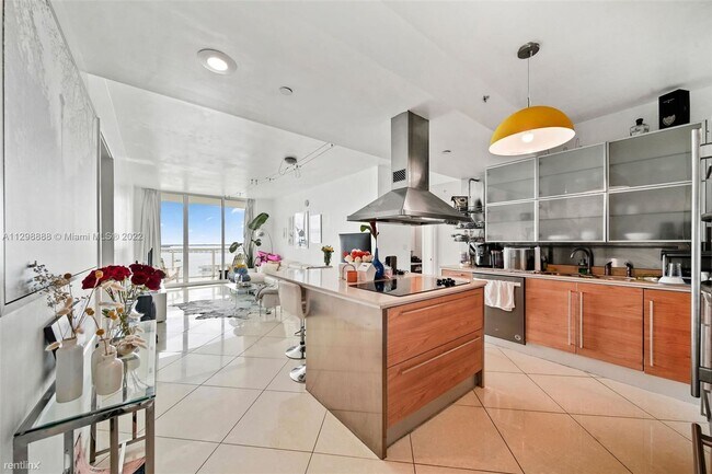 Building Photo - 2 br, 2.5 bath Condo - 218 SE 14th St Apt ...