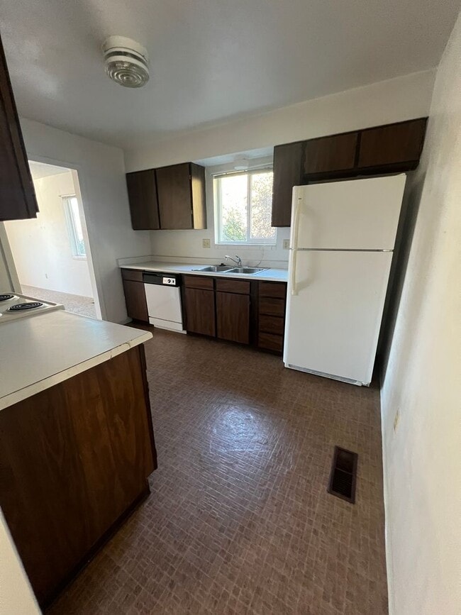 Building Photo - 2 Bedroom, 1 Bathroom Downstairs Duplex