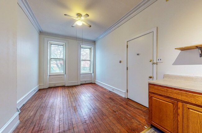Building Photo - 1302 E Columbia Ave