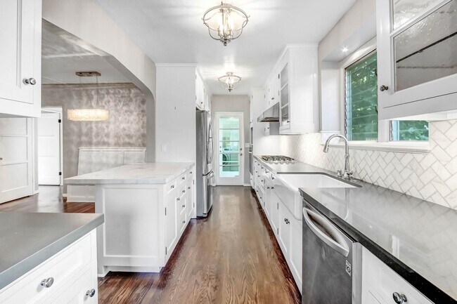Foto del edificio - Luxurious Remodeled Home with ADU in Valley Village