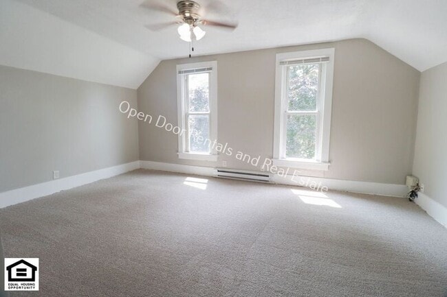 Building Photo - 603 1/2 N Van Buren St.