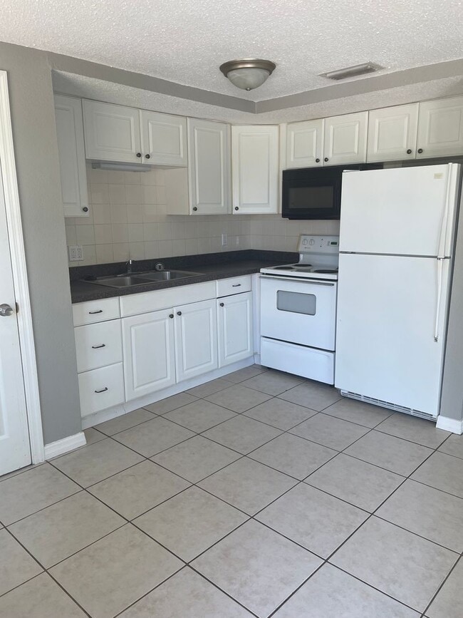 Building Photo - 2/1 Apartment close to downtown New Port R...