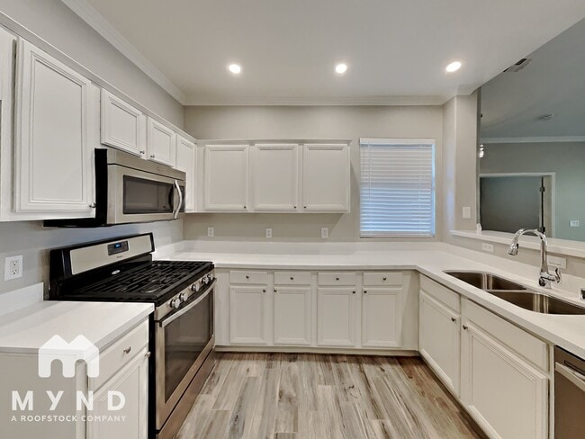 Building Photo - 900 Domnus Ln