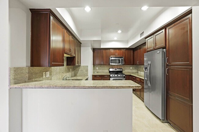 Building Photo - 1212 McClellan Dr Los Angeles, CA 90025