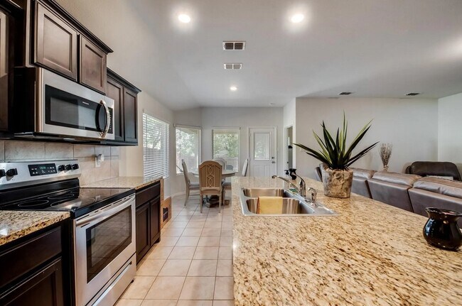Cocina + Comedor - 8244 Brashear Trl