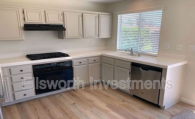 Foto del edificio - 744 Cardona Ave