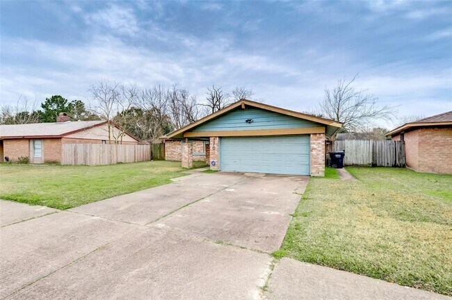 Foto del edificio - 7707 Lawn Wood Ln