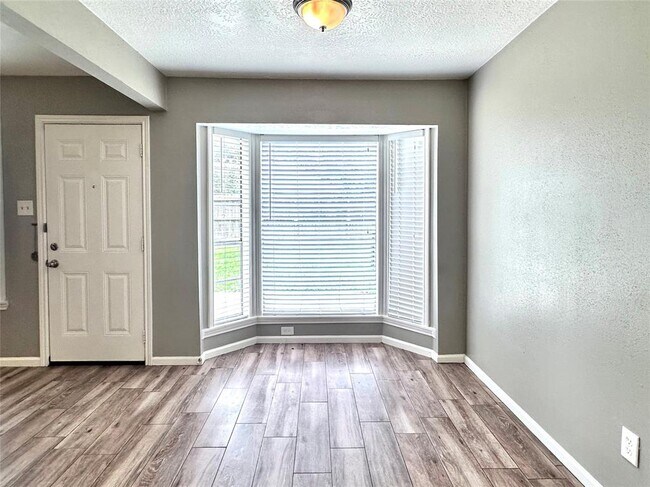 Building Photo - 4810 Elmbrook Dr