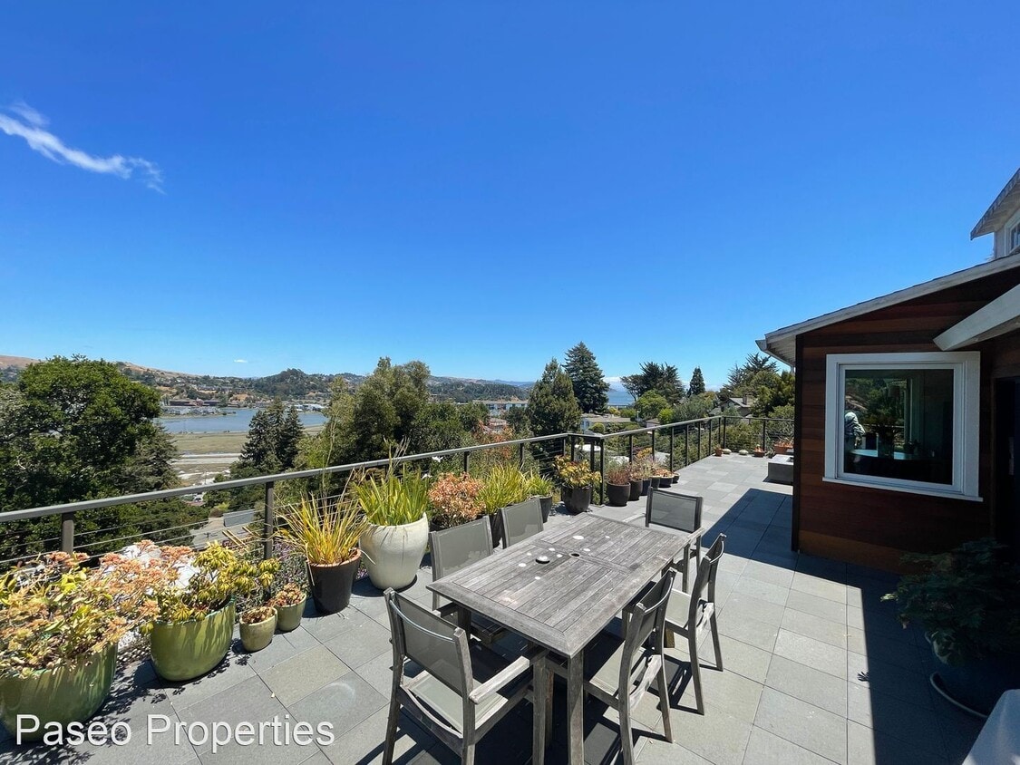 Primary Photo - 4 br, 2.5 bath House - 211 California Ave